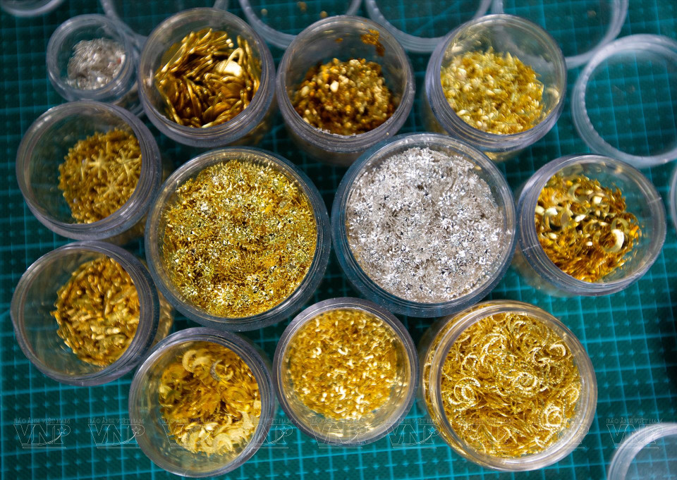 金沙画艺术使用绘制珐琅花纹的材料。图自越南画报