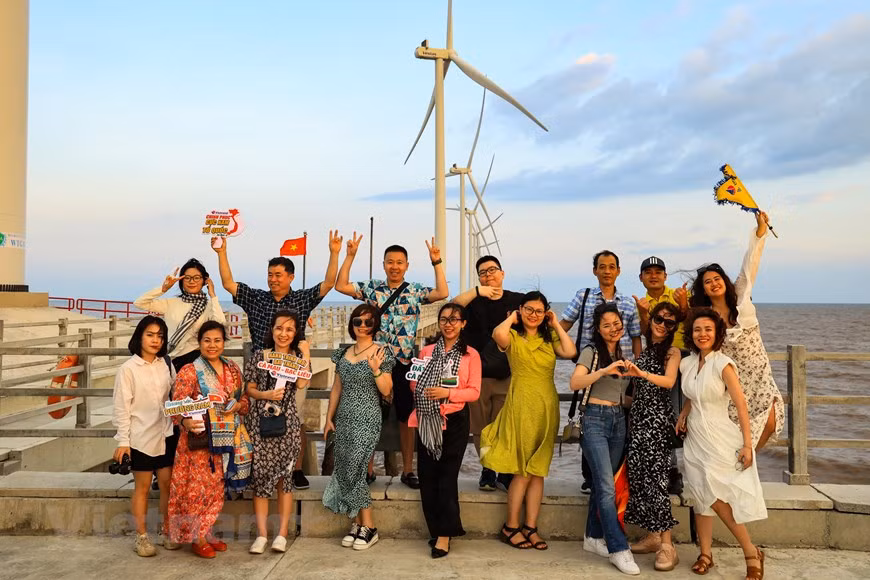 风电场同时也是游客们欣赏日落美景的理想目的地。图自 Vietnam+