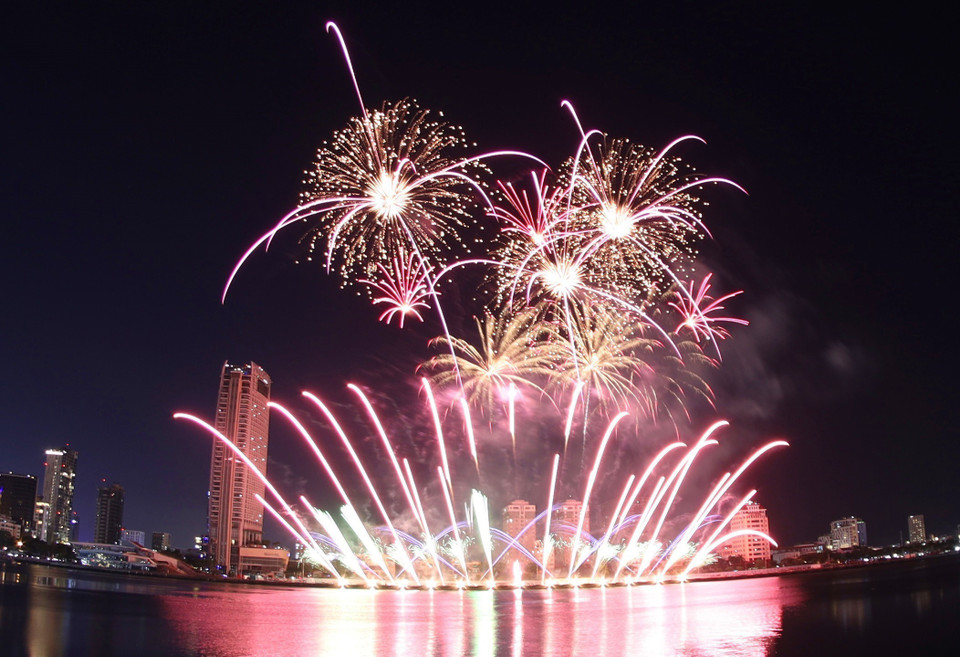 意大利队总结赛中的烟花表演。图自 《越南画报》