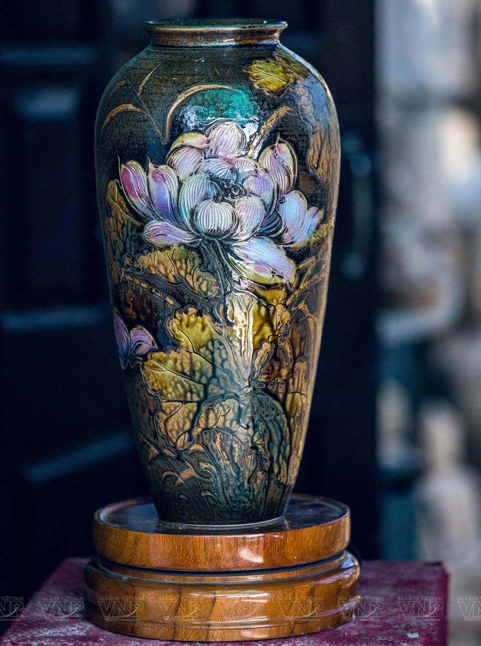 陶瓶上的莲叶和莲花图像。图自越南画报