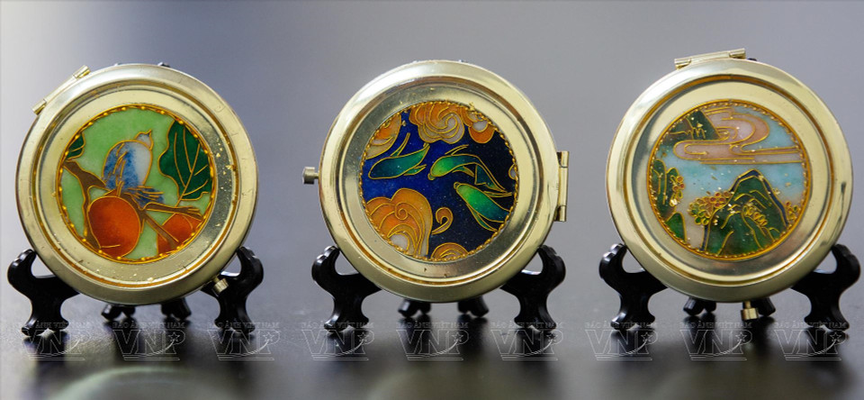 采用引人注目图案制成的杯垫。图自越南画报