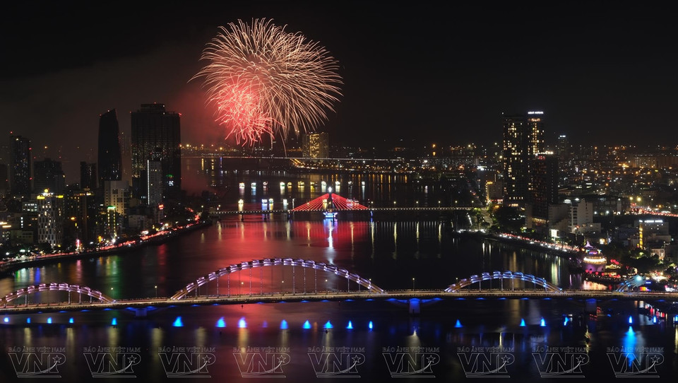 2023年国际烟花节，给岘港市韩江披上绚丽多彩的新衣。图自 DIFF