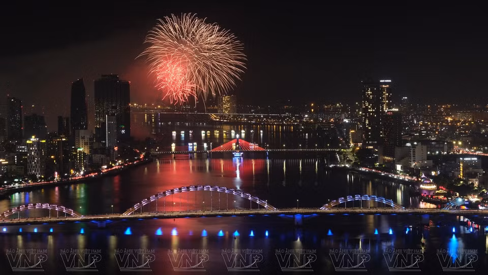 2023年国际烟花节，给岘港市韩江披上绚丽多彩的新衣。图自 DIFF