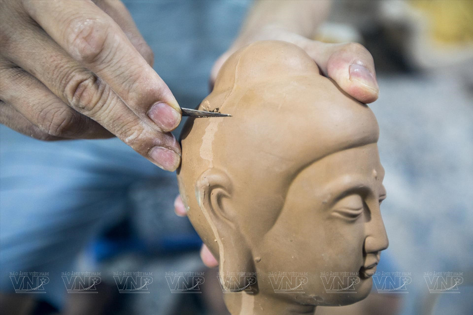 陶瓷佛像雕刻让佛的形象更贴近人们的生活。图自越南画报