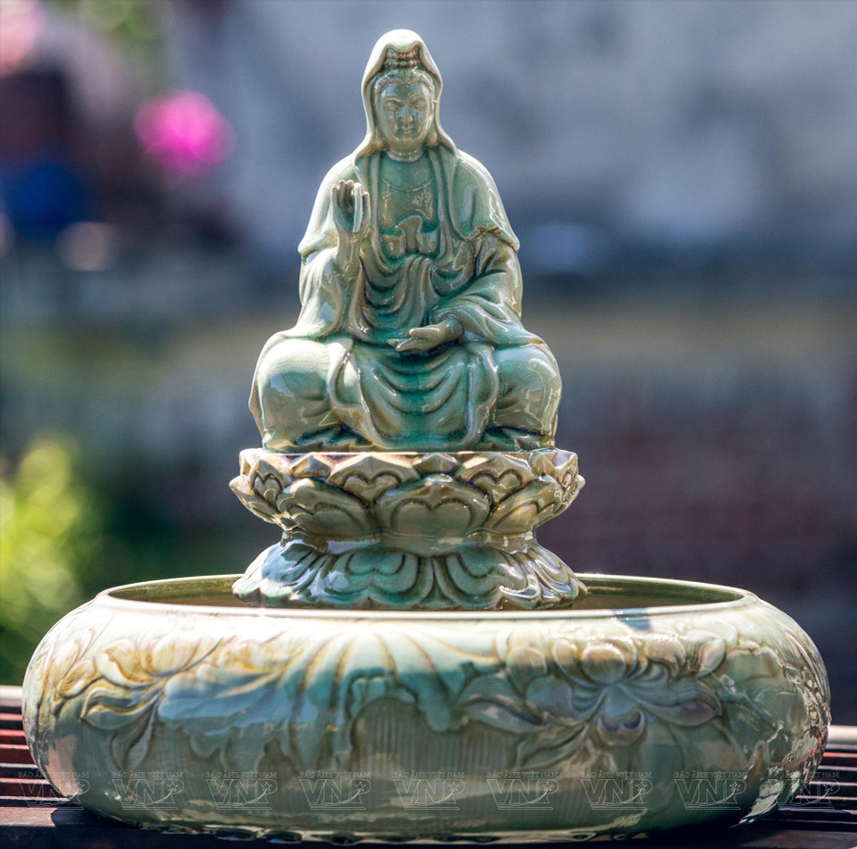 释迦牟尼端坐莲台的塑像。图自越南画报