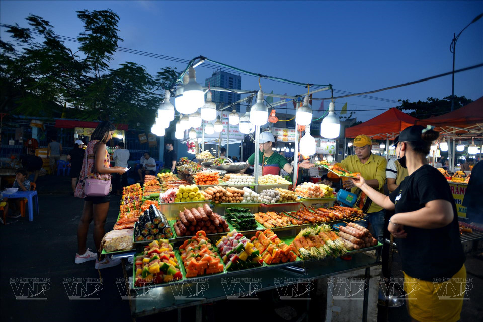 岘港市——国内外游客的街头美食天堂。图自 《越南画报》