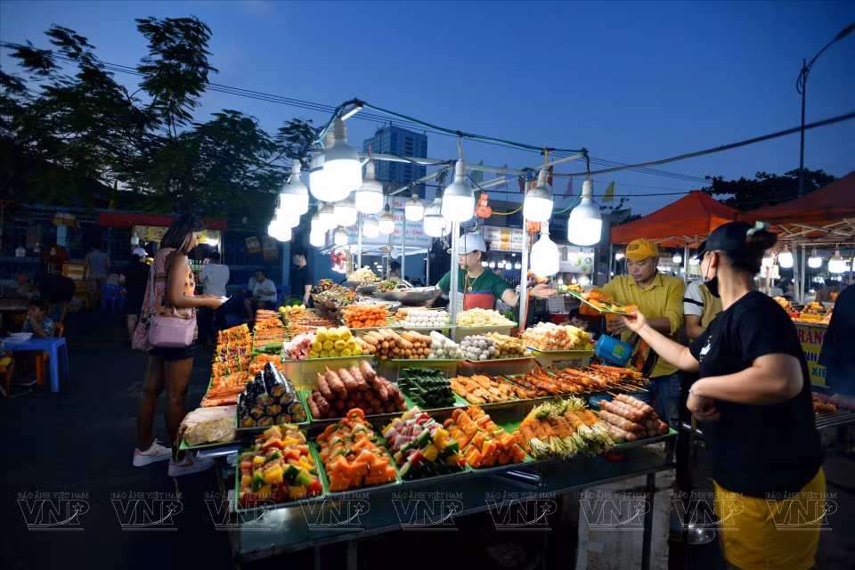 岘港市——国内外游客的街头美食天堂。图自 《越南画报》