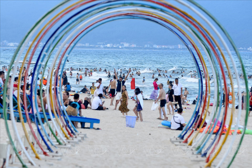 岘港国际烟花节期间，该市迎来大量国内外游客前来观光游览。图自 《越南画报》
