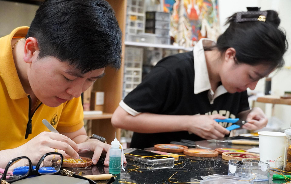 尽管制作工艺有所改进，制作工序有所减少，但金沙画技术要求工匠非常仔细，使产品最贴近传统艺术。图自越南画报