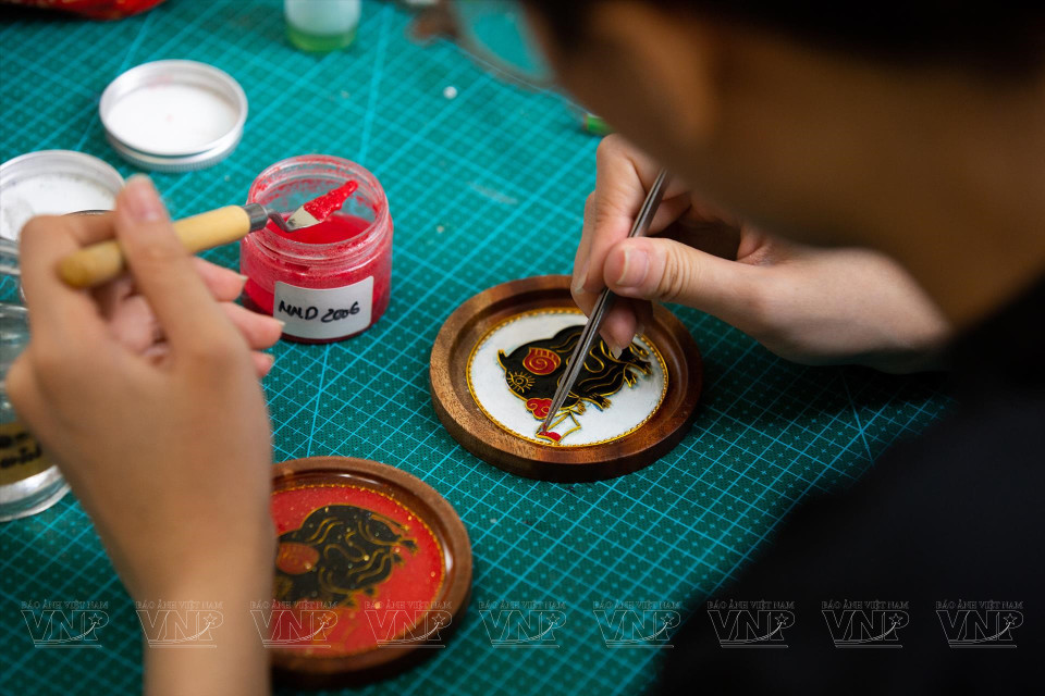 当图案框架做好之后，工匠们开始将沙子涂上不同的颜色。图自越南画报