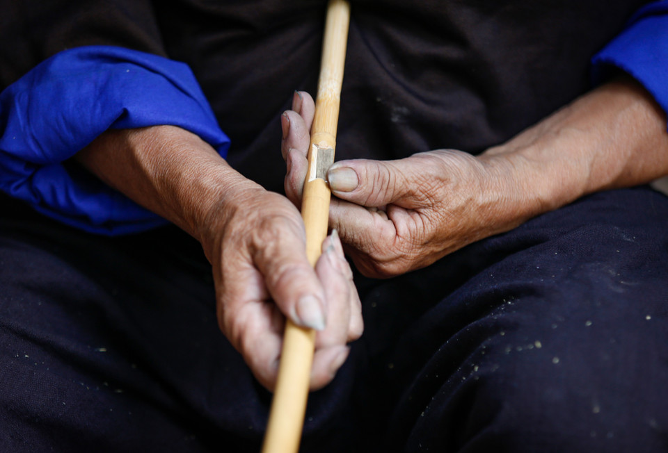 蒙族人的芦笙制作工序较为讲究，需要工匠们细心谨慎。图自越通社
