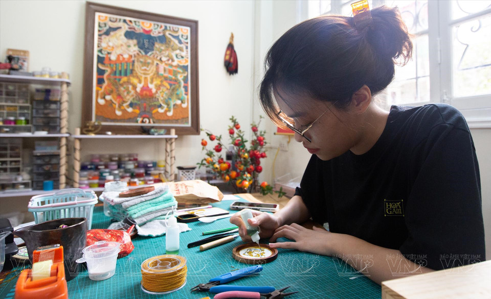 河内大学生明玉透露，开始时她只是来这里体验，但后来满怀热情的她成为了画锦组的积极成员。图自越南画报
