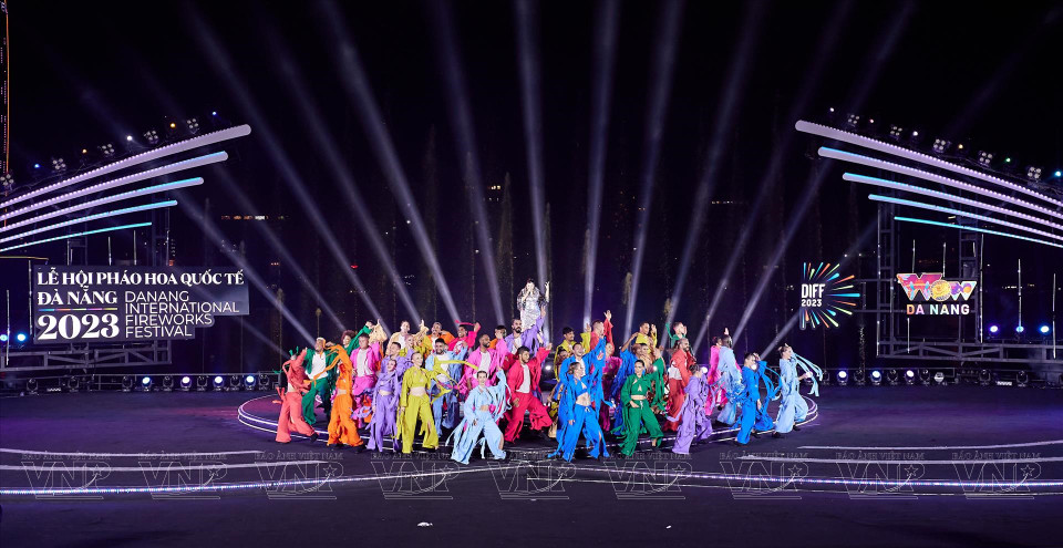 除了烟花表演，岘港国际烟花节组委会还为观众献上多场精彩纷呈的艺术表演节目。图自 《越南画报》