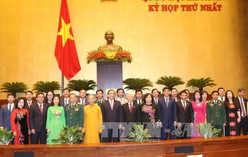 越共中央总书记阮富仲同国家领导人出席会议。（图片来源：越通社）