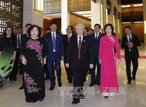 阮富仲总书记同国会代表出席会议。（图片来源：越通社）