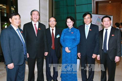 国会主席阮氏金银同国会代表出席会议。（图片来源：越通社）