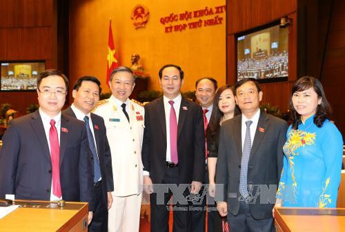 国家主席陈大光同国会代表出席会议。（图片来源：越通社）