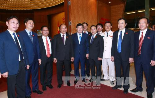 政府总理阮春福同国会代表出席会议。（图片来源：越通社）