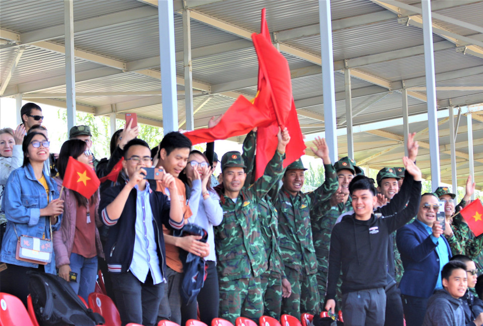 为越南坦克队加油助威。越通社记者杨志 摄