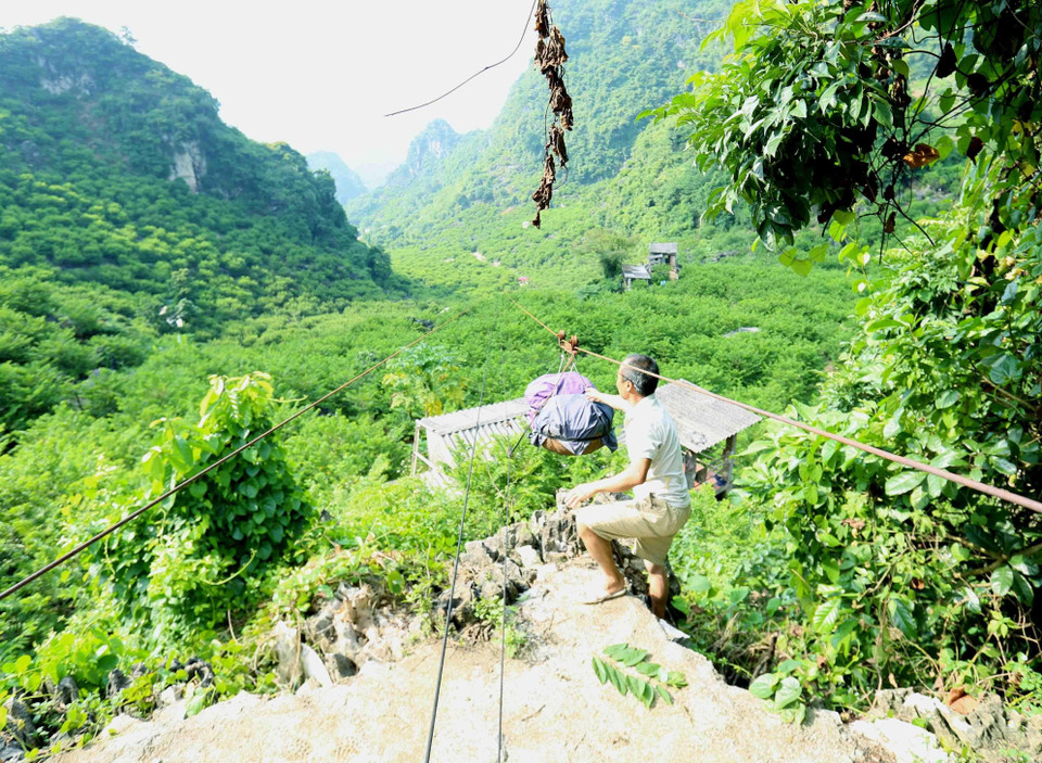  番荔枝从山上运往山下销售。越通社记者武生 摄 