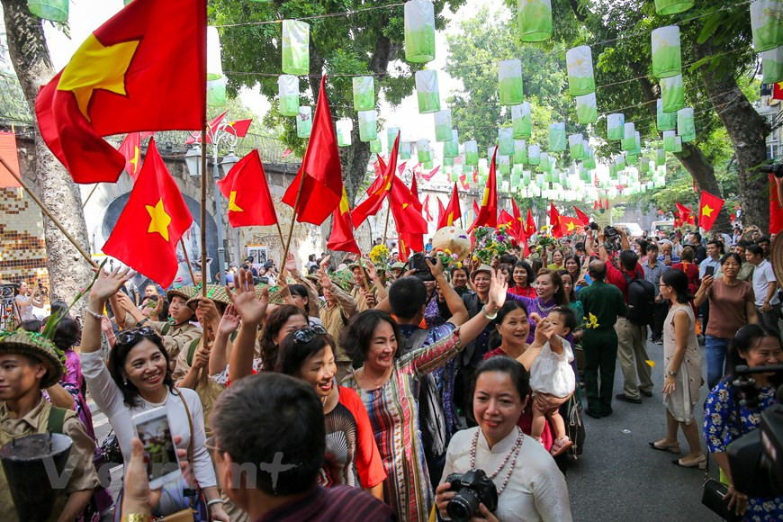 首都人民兴高采烈迎接凯旋归来的军团场景再现。图自Vietnam+