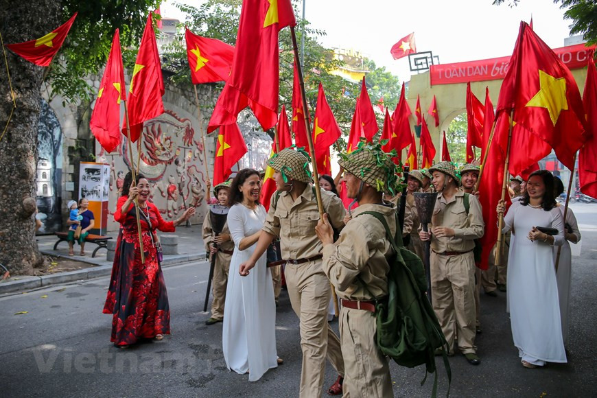 军团获胜归来首都的场景再现。图自Vietnam+