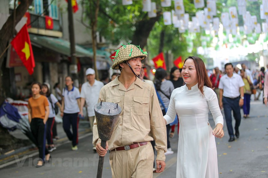 军团获胜归来首都的场景再现。图自Vietnam+