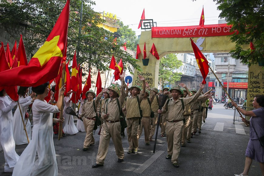 军团获胜归来首都的场景再现。图自Vietnam+