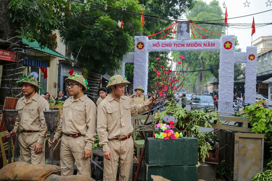 军团获胜归来首都的场景再现。图自Vietnam+