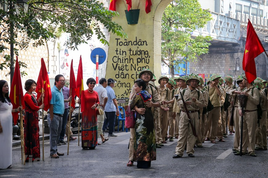 首都人民兴高采烈迎接凯旋归来的军团场景再现。图自Vietnam+