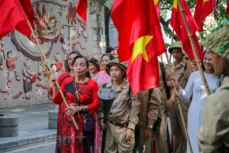 首都人民兴高采烈迎接凯旋归来的军团场景再现。图自Vietnam+