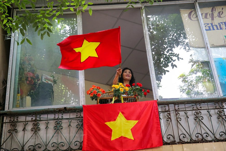 首都人民兴高采烈迎接凯旋归来的军团场景再现。图自Vietnam+