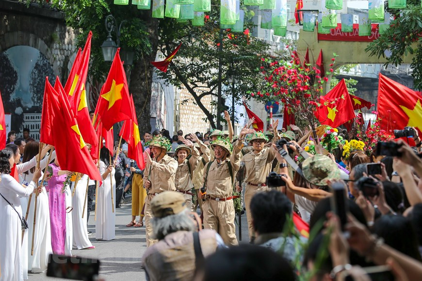 首都人民兴高采烈迎接凯旋归来的军团场景再现。图自Vietnam+