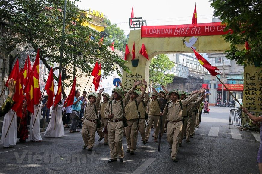 军团获胜归来首都的场景再现。图自Vietnam+