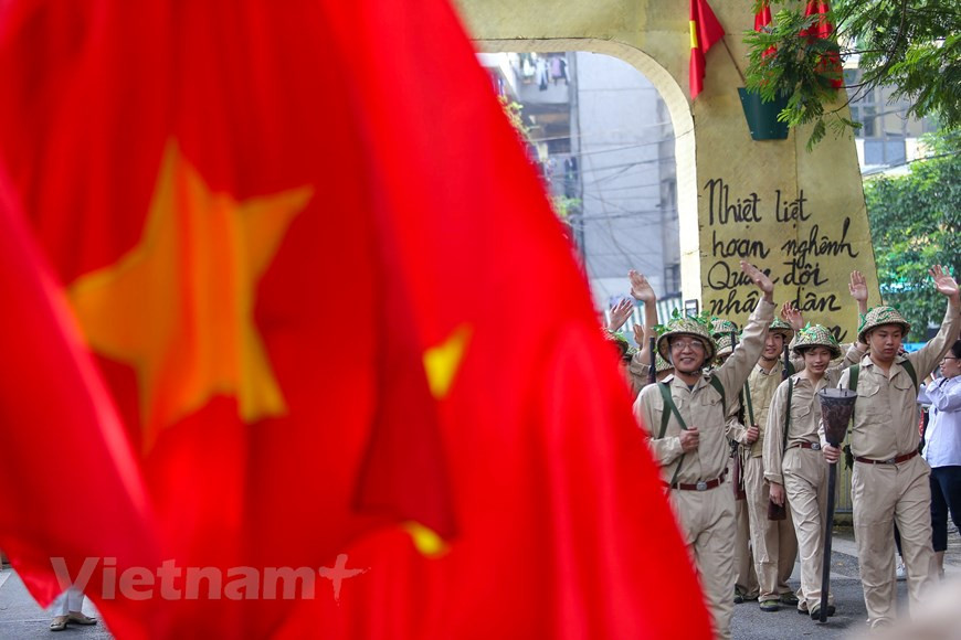 军团获胜归来首都的场景再现。图自Vietnam+