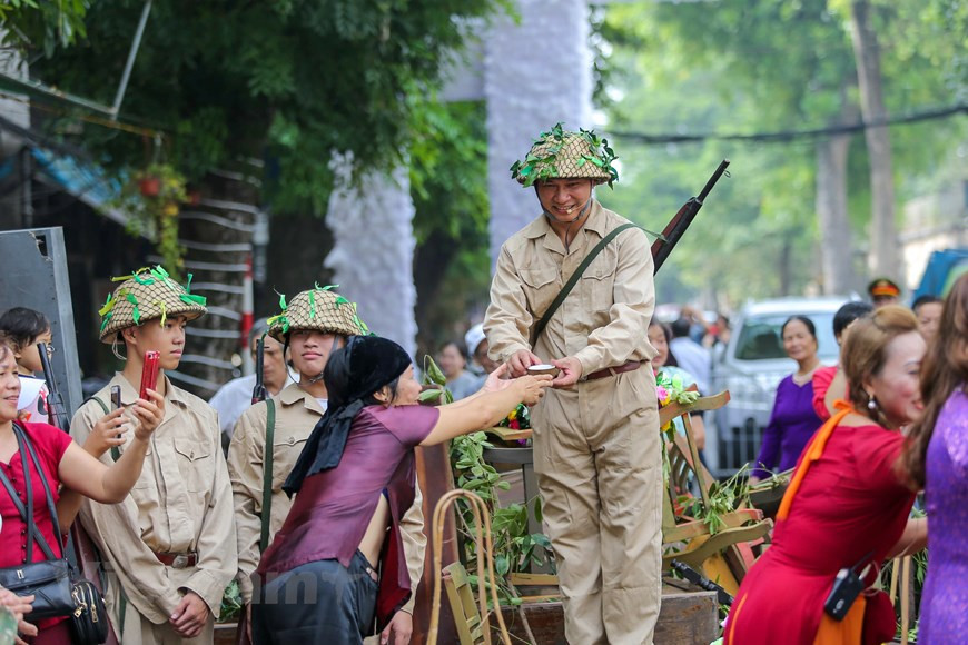 军团获胜归来首都的场景再现。图自Vietnam+