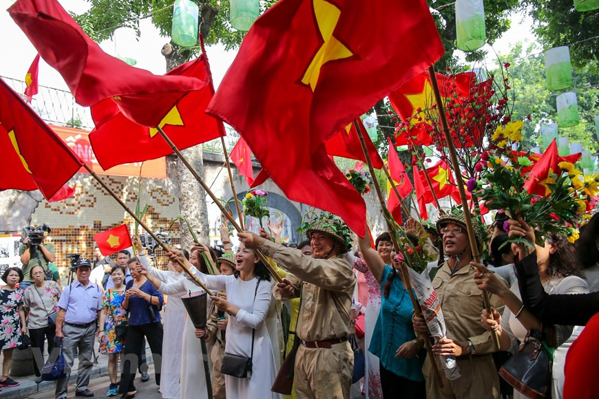 军团获胜归来首都的场景再现。图自Vietnam+