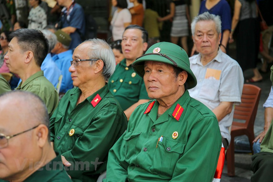 “河内回忆—65年”活动让观众感受到首都人民65年前秋季大捷之后迎接军团凯旋归来的欢乐气氛。图自Vietnam+