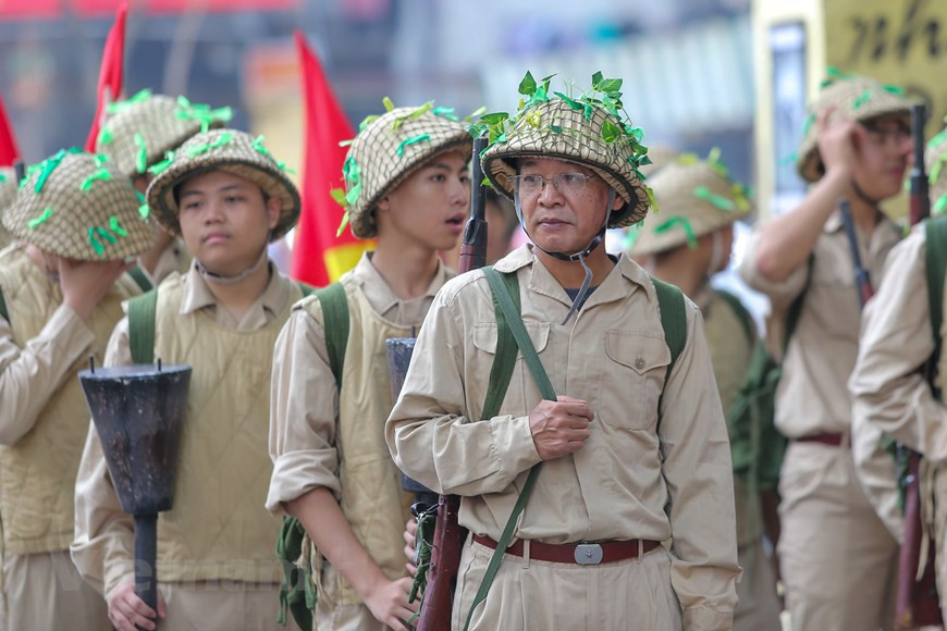 军团获胜归来首都的场景再现。图自Vietnam+