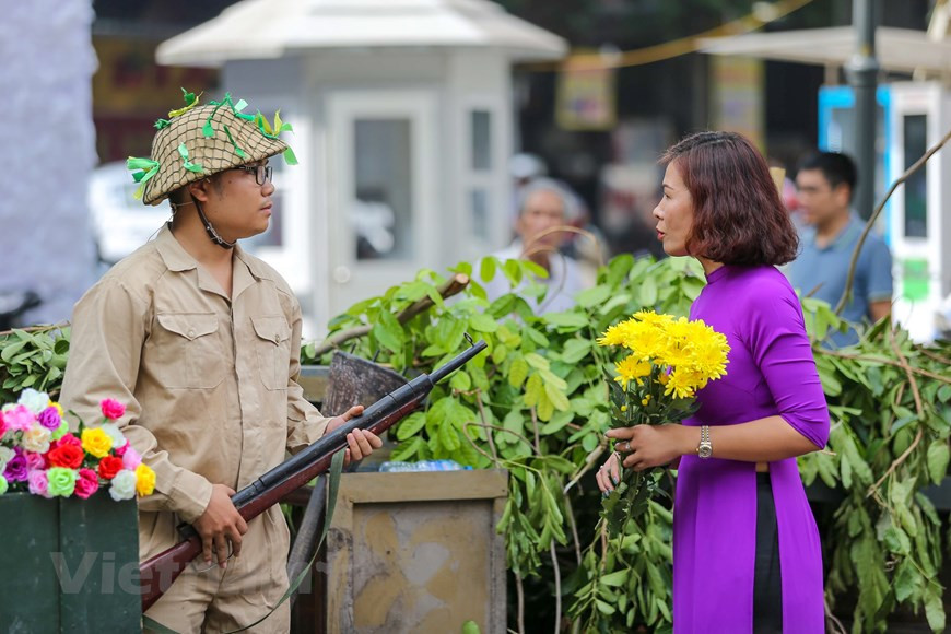 再现首都人民兴高采烈迎接凯旋归来的军团场景再现。图自Vietnam+
