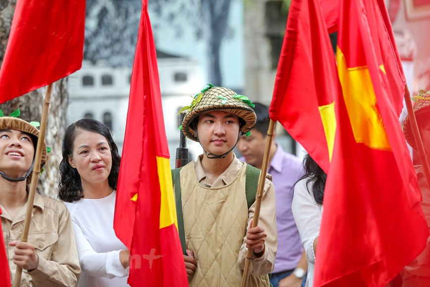 军团获胜归来首都的场景再现。图自Vietnam+
