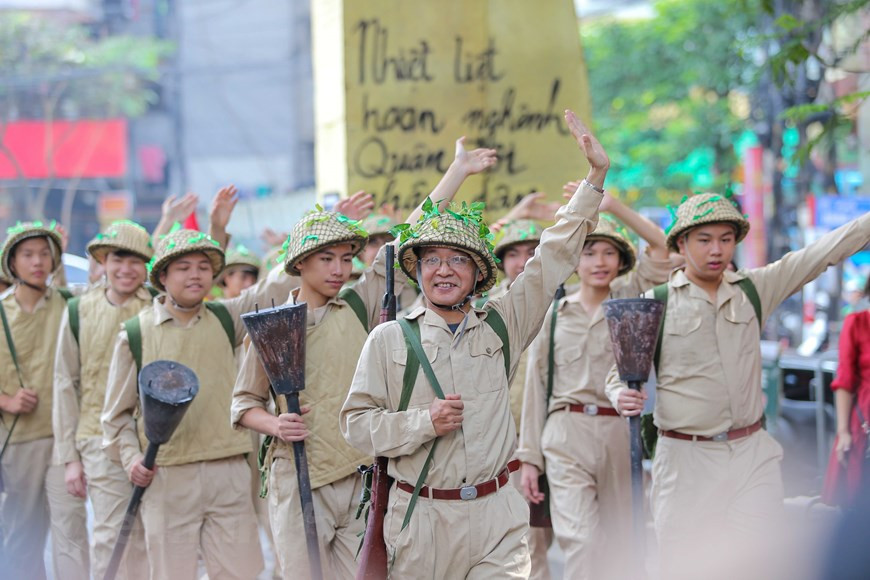 军团获胜归来首都的场景再现。图自Vietnam+