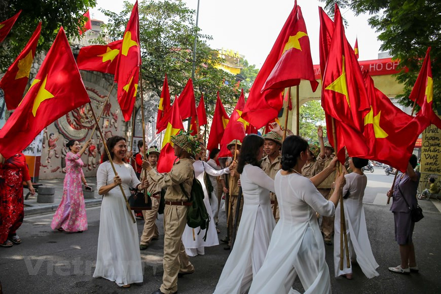 军团获胜归来首都的场景再现。图自Vietnam+
