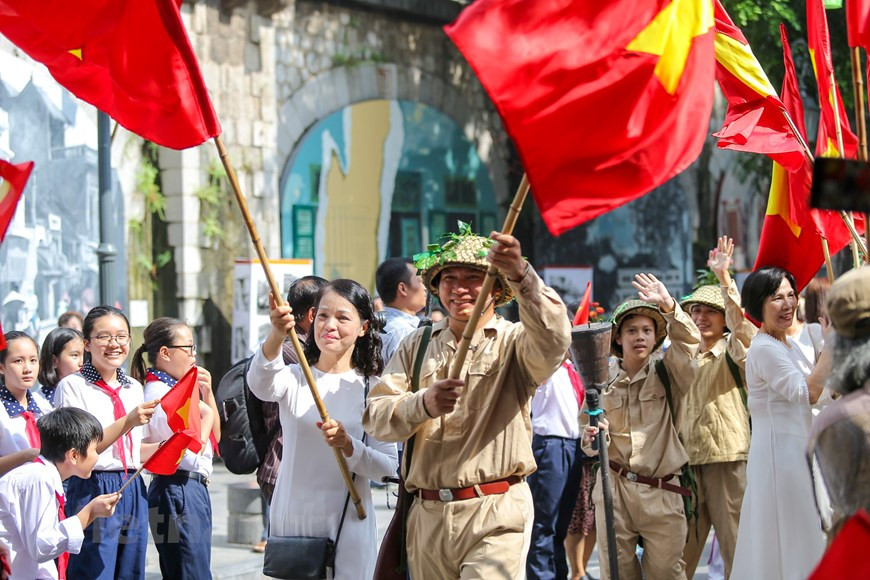 首都人民兴高采烈迎接凯旋归来的军团场景再现。图自Vietnam+