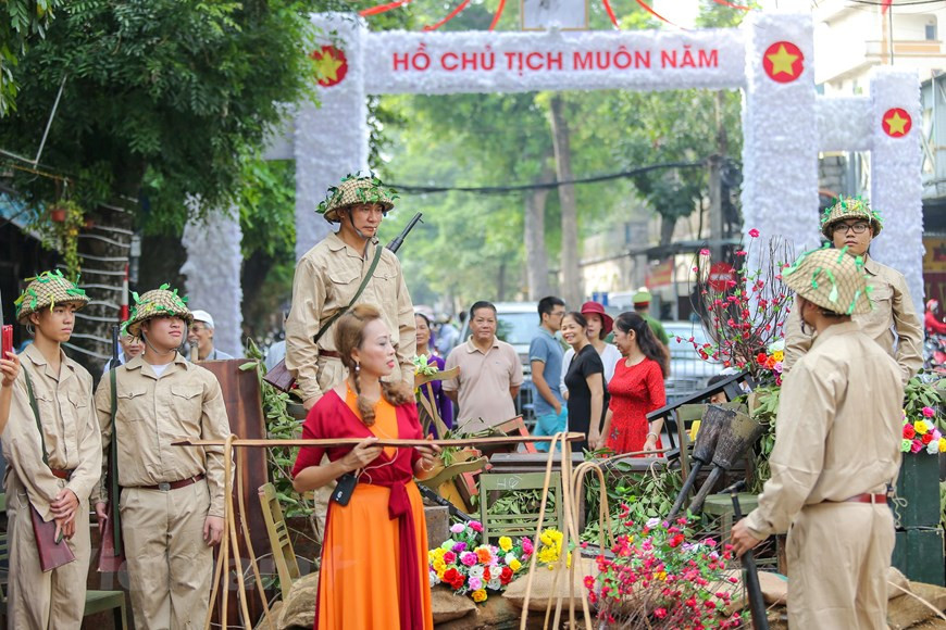 再现首都人民兴高采烈迎接凯旋归来的军团场景再现。图自Vietnam+