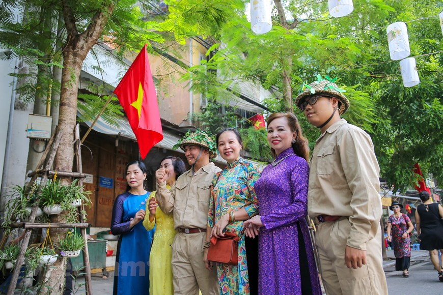 首都人民65年前秋季大捷之后迎接军团凯旋归来的欢乐气氛再现。图自Vietnam+