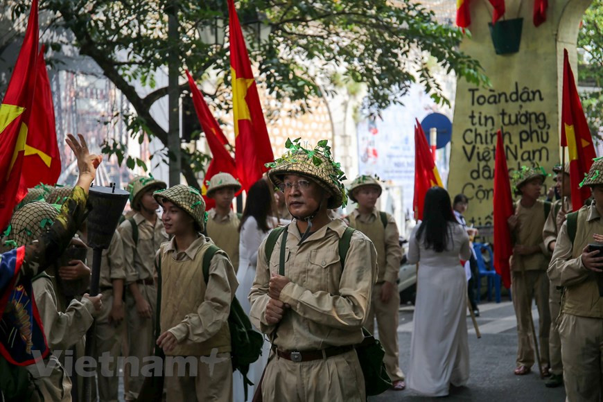 65年前一场争取首都解放的历史性斗争场景再现。图自Vietnam+