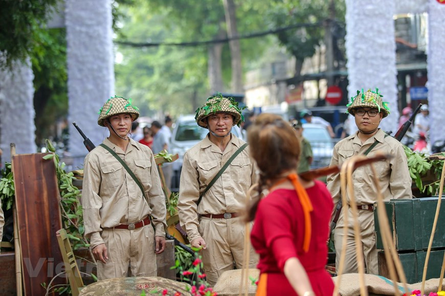 军团获胜归来首都的场景再现。图自Vietnam+