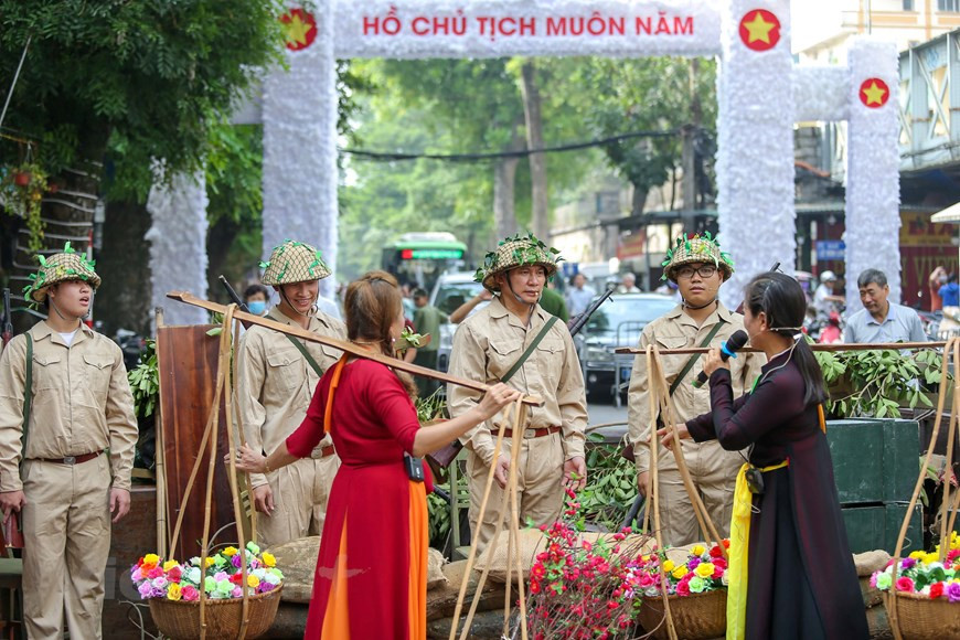 军团获胜归来首都的场景再现。图自Vietnam+