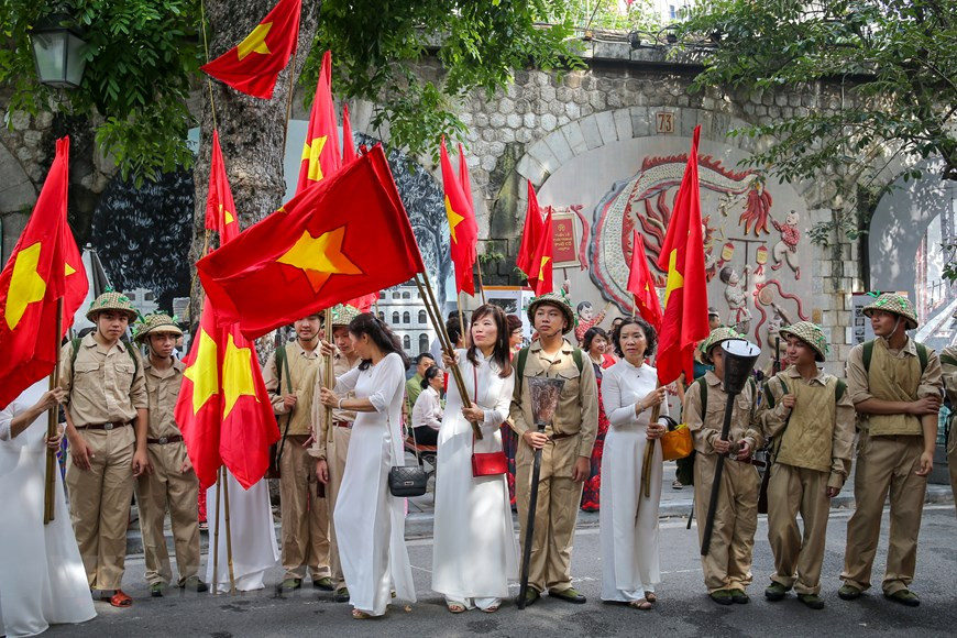 军团获胜归来首都的场景再现。图自Vietnam+